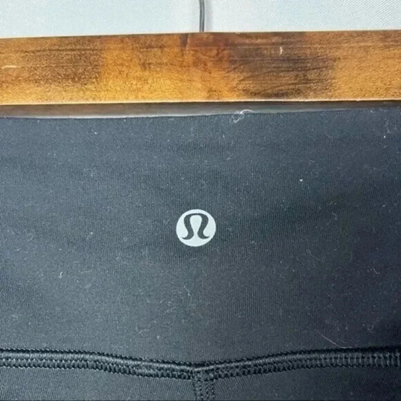 Lululemon Black Cropped Wunder Under Athletic Workout Leggings 4 - Picture 3 of 3